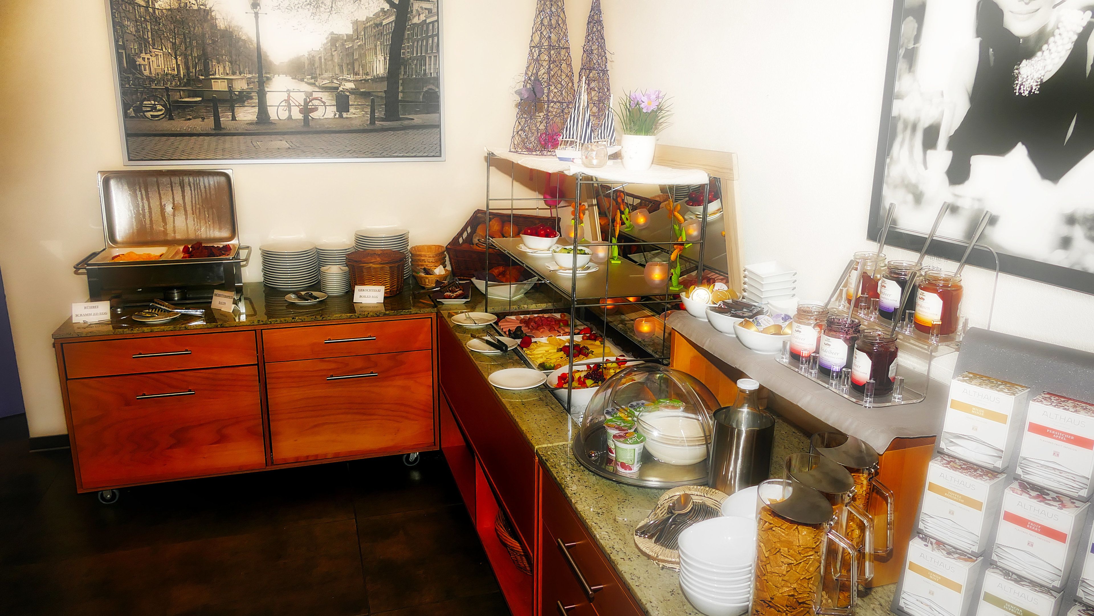 Un buffet proposant une variété de plats et d'accompagnements.