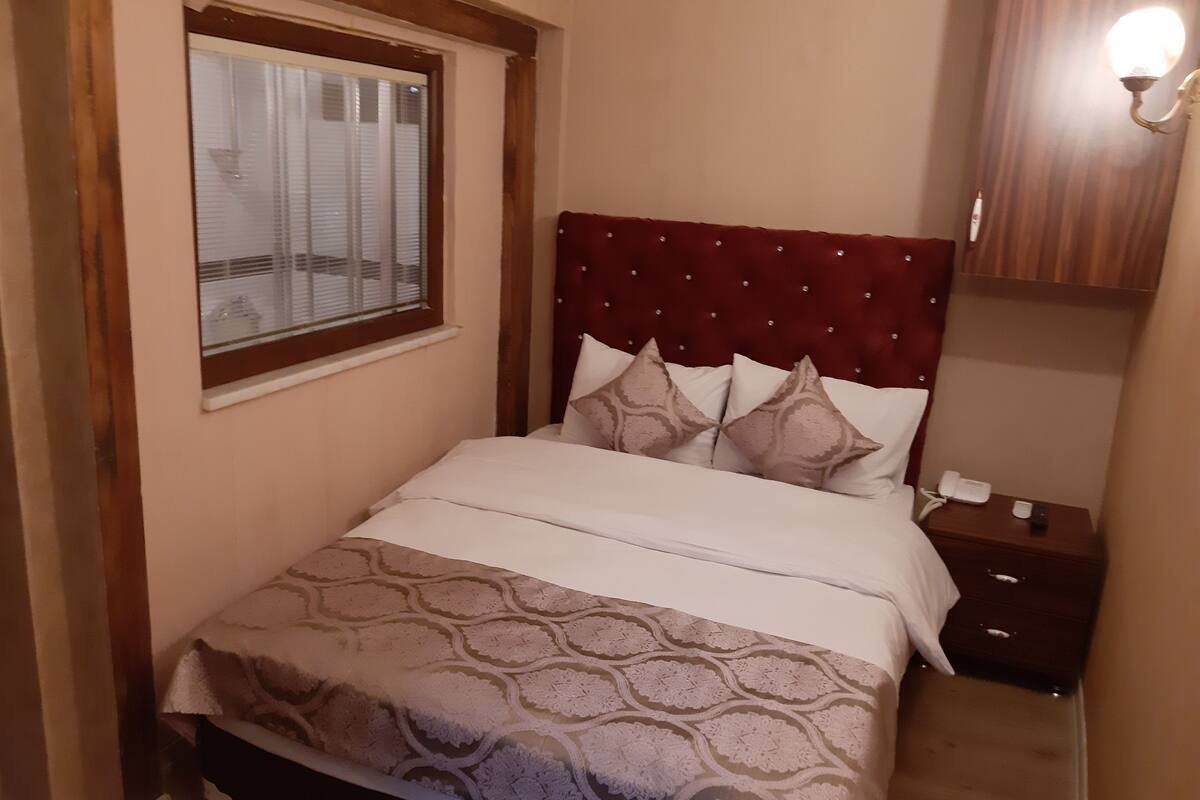 Economy Double Room Single Use, 1 Double Bed, No Windows (Bodrum / Basement) | Minibar, soundproofing, iron/ironing board (on request), WiFi (free)