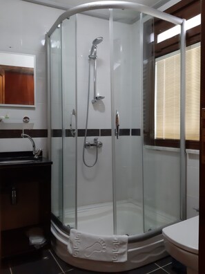 Phòng Suite dành cho gia đình (small kitchen) | Phòng tắm | Buồng tắm vòi sen, đồ dùng nhà tắm miễn phí, máy sấy tóc