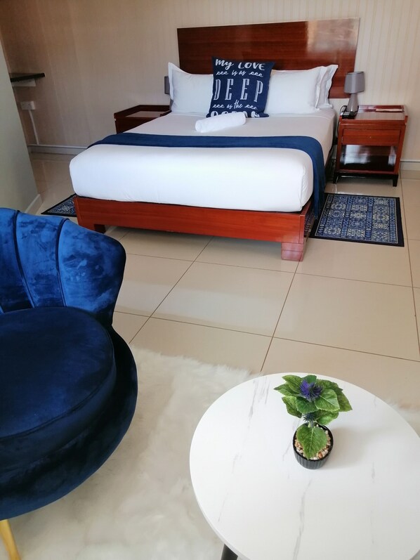 Executive Room | Desk, laptop workspace, iron/ironing board, free WiFi - Best Inn Hotel (Palapye)