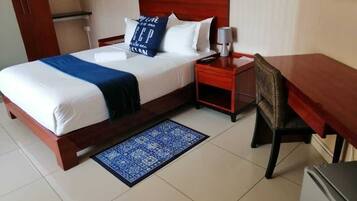 Escritorio y espacio para trabajar con laptop