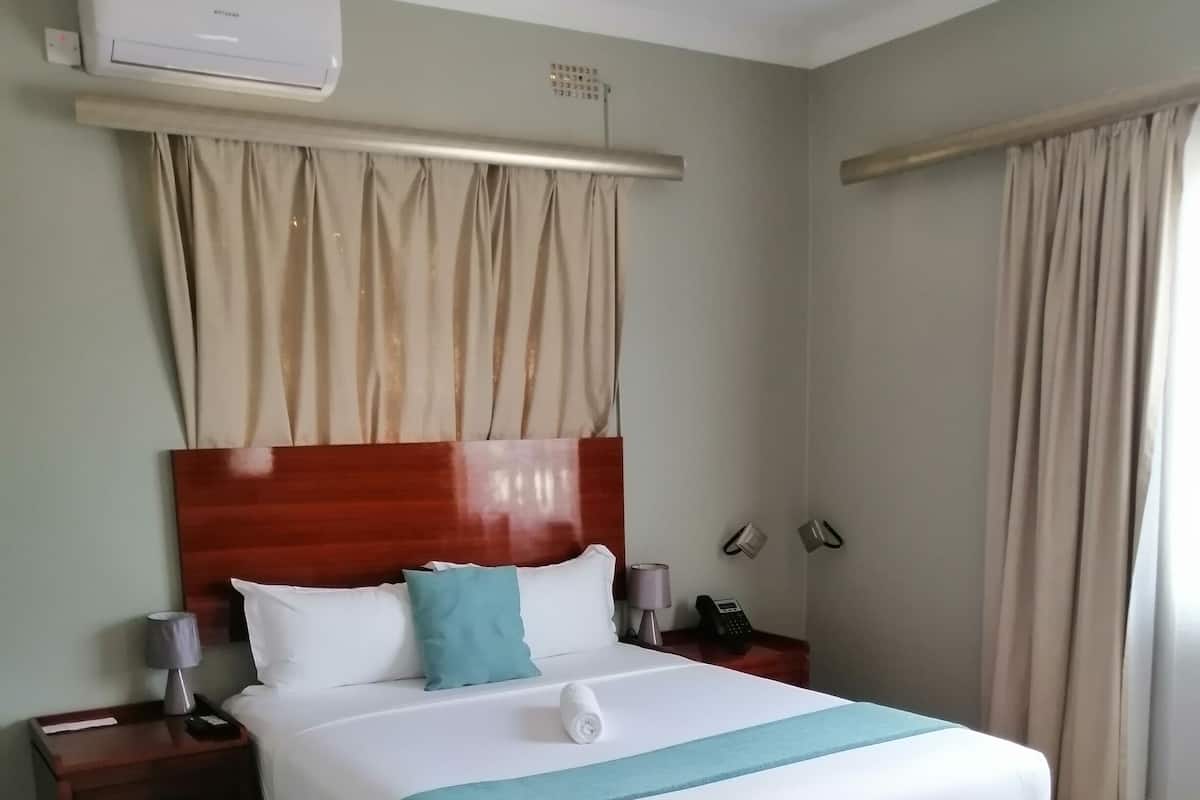 Kamar Standar | Meja kerja, ruang kerja ramah laptop, dan setrika/meja setrika