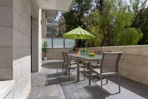 ดีลักซ์อพาร์ทเมนท์, 3 ห้องนอน, วิวสวน | ลานระเบียง/นอกชาน