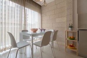 ดีลักซ์อพาร์ทเมนท์, 3 ห้องนอน, วิวสวน | บริการอาหารในห้องพัก