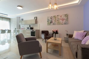 Deluxe Apartment, 3 Bedrooms, Garden View | Living room