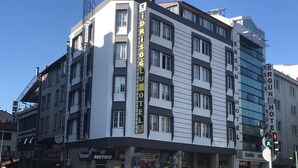 A multi-story hotel with a modern design, featuring a prominent 'ERGUN HOTEL' sign on the facade. - Idrisoglu Hotel (Kastamonu)