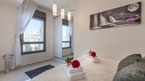 Leilighet – design, 2 soverom, byutsikt | 2 soverom, strykejern/-brett og barnesenger (inkludert)