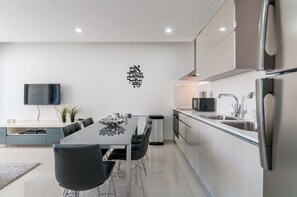Design Apartment, 2 Bedrooms, City View | In-room dining
