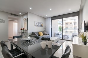 Design Apartment, 2 Bedrooms, City View | In-room dining