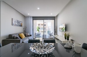 设计公寓, 2 间卧室, 城市景观 | 客厅 | 平板电视