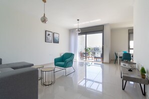 Luxury-Apartment, 3 Schlafzimmer, Gartenblick | Wohnzimmer | Flachbildfernseher