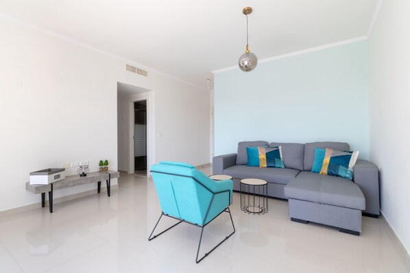 Luxury Apartment, 3 Bedrooms, Garden View | Living room