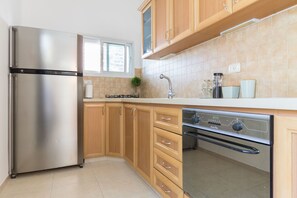 Apartamento Deluxe, varias camas, no fumadores, vistas a la ciudad | Cocina privada | Frigorífico, microondas, horno y placa de cocina