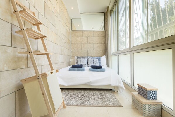 Apartamento Deluxe, varias camas, no fumadores, vistas a la ciudad | 2 dormitorios, cortinas opacas, sistema de insonorización