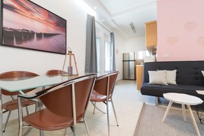 Deluxe-huoneisto, useita sänkyjä, tupakointi kielletty, kaupunkinäköala | Oleskelualue | Plasmatelevisio