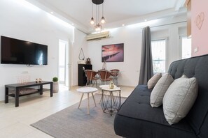 Deluxe Apartment, Multiple Beds, Non Smoking, City View | Living area