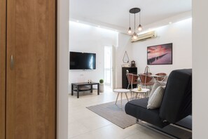 Deluxe-Apartment, Mehrere Betten, Nichtraucher, Stadtblick | Wohnbereich | Plasmafernseher