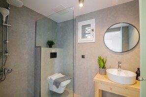 Dusche, kostenlose Toilettenartikel, Haartrockner, Bademäntel
