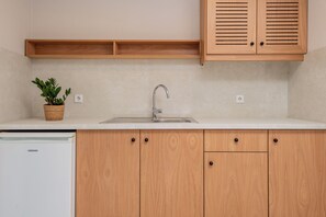 Departamento, balcón | Cocineta privada | Refrigerador, parrilla de estufa y cafetera de espresso 