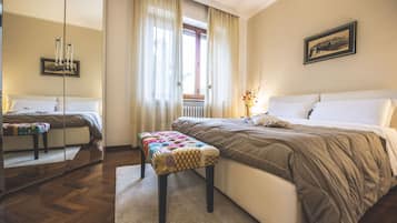 Habitación doble Deluxe, para no fumadores, vista al jardín | Camas con efecto memoria, wifi gratis y ropa de cama