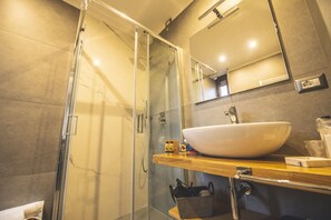 Deluxe Double Room, Non Smoking, Garden View | Bathroom shower - B&B Il Girasole (Corciano)