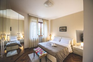 Habitación doble Deluxe, para no fumadores, vista al jardín | Camas con efecto memoria, wifi gratis y ropa de cama