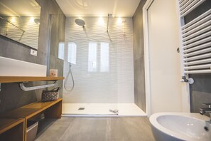 Quarto conforto, 1 cama de casal | Chuveiro