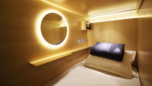 A hotel room with a bed, a circular mirror, and a control panel on the wall. - L'étoile de mer Tsim Sha Tsui (Kowloon)
