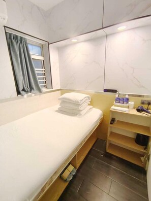 Tabla de planchar con plancha, wifi gratis y ropa de cama 