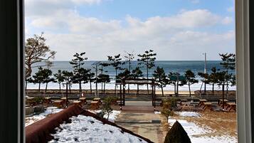 Chambre Familiale, 2 chambres | Vue sur la plage/l’océan