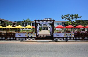 숙박 시설 입구