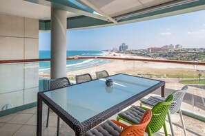 Royal-Apartment, 3 Schlafzimmer, Meerblick | Terrasse/Patio