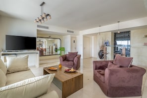 Royal Apartment, 3 Bedrooms, Sea View | Living room