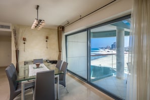 Royal-Apartment, 3 Schlafzimmer, Meerblick | Essbereich im Zimmer