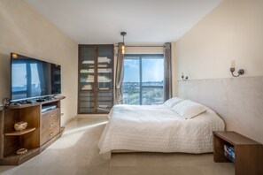 Apartamento Royal, 3 habitaciones, vistas al mar | 3 dormitorios, tabla de planchar con plancha, cunas gratuitas