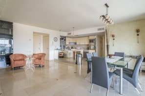 Royal Apartment, 3 Bedrooms, Sea View | In-room dining