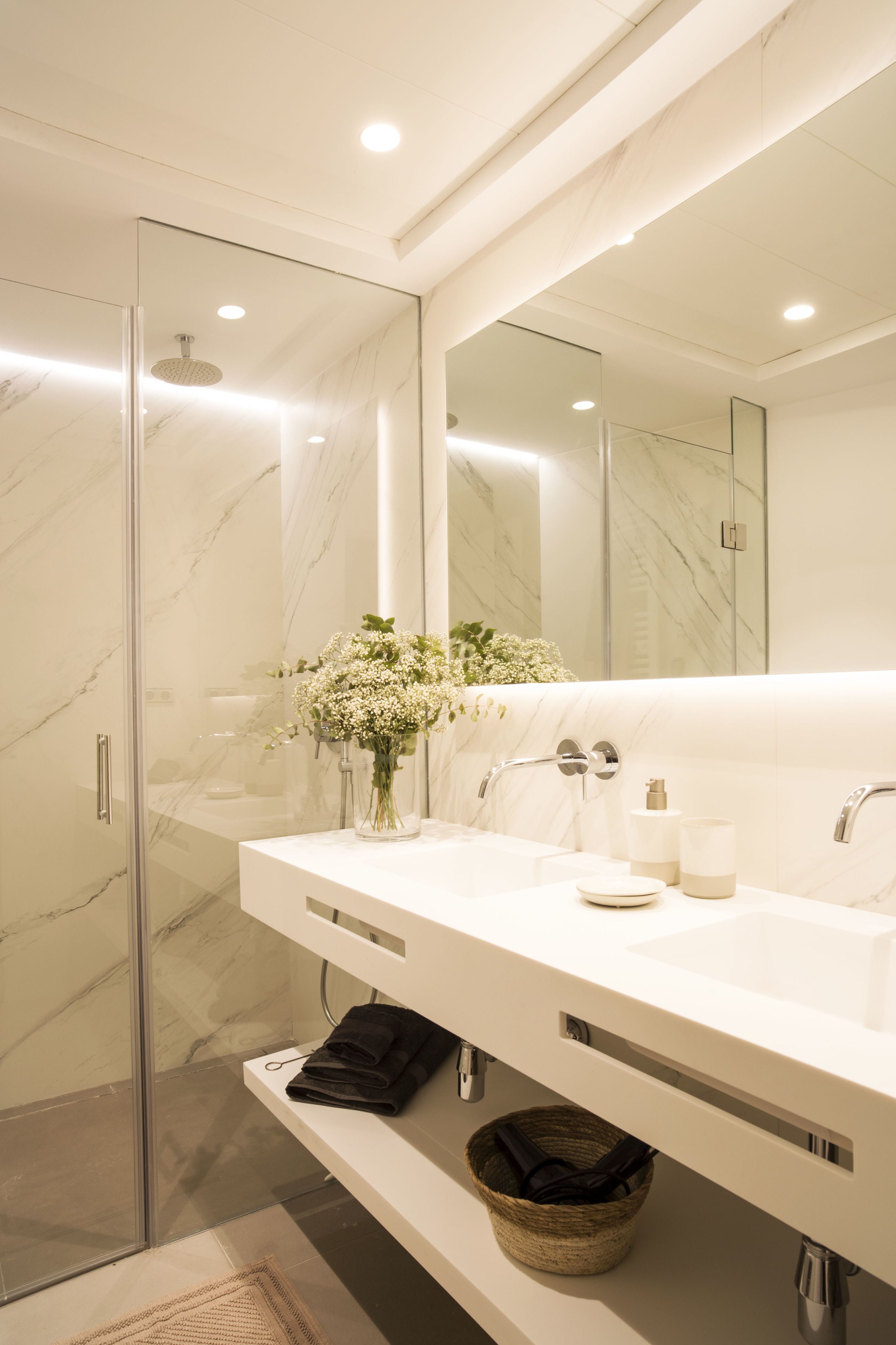 Douche, douche à « effet pluie », articles de toilette gratuits