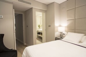 Apartamento superior, 2 habitaciones, vistas a la ciudad | 2 dormitorios, colchones Select Comfort, decoración individual