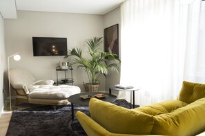 Apartamento superior, 2 habitaciones, vistas a la ciudad | Sala de estar | Una Smart TV