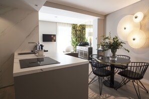 Superior-Apartment, 2 Schlafzimmer, Stadtblick | Eigene Küche | Großer Kühlschrank, Mikrowelle, Ofen, Herdplatte