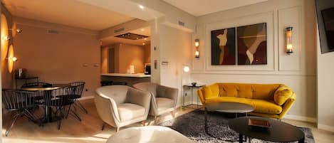 Superior appartement, 2 slaapkamers, uitzicht op de stad | Woonruimte | Smart-tv