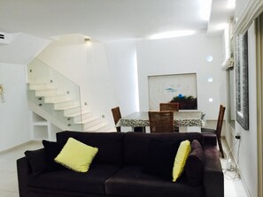 Royal-Apartment, 2 Schlafzimmer, Gartenblick | Wohnzimmer | 42-Zoll-Flachbildfernseher mit Satellitenempfang, Fernseher