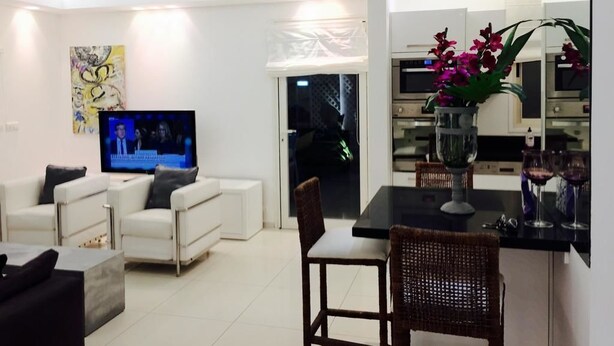 Royal Apartment, 2 Bedrooms, Garden View | Living area - Magical Duplex 100SM Garden Pool Parking (Herzliya)
