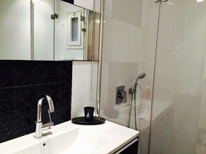 Royal Apartment, 2 Bedrooms, Garden View | Bathroom | Shower, rainfall showerhead, free toiletries, towels - Magical Duplex 100SM Garden Pool Parking (Herzliya)