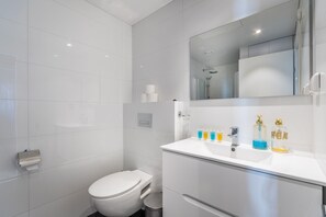 Appartement Deluxe, plusieurs lits, non-fumeur, vue mer | Salle de bain