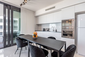 Appartement Deluxe, plusieurs lits, non-fumeurs, vue mer | Cuisine privée | Réfrigérateur, micro-ondes, four, plaque de cuisson