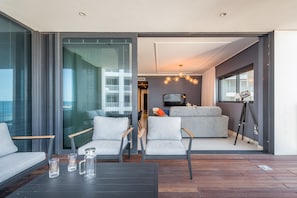 Terrace/patio - Front of Beach - Trumpeldor Street (Tel Aviv)