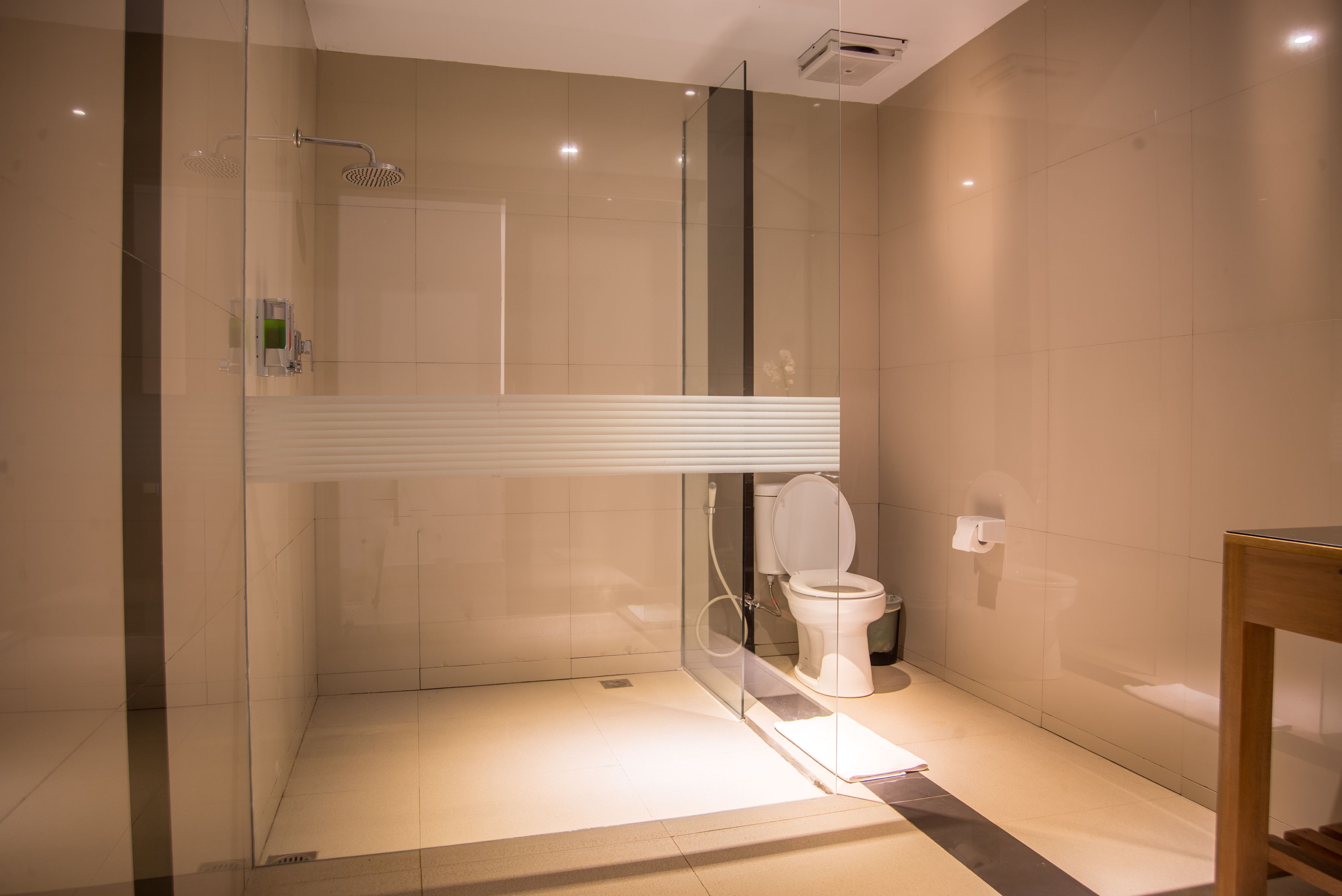 Un baño moderno con ducha de vidrio, inodoro y lavamanos.