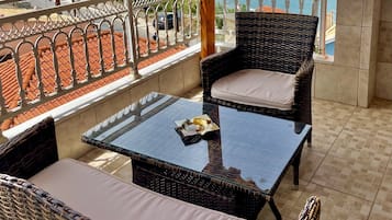 Triple Room | Minibar, in-room safe, individually decorated, individually furnished