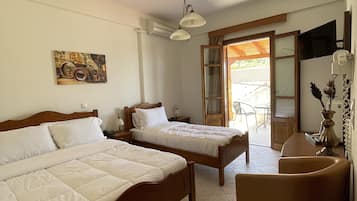 Triple Room | Minibar, in-room safe, individually decorated, individually furnished